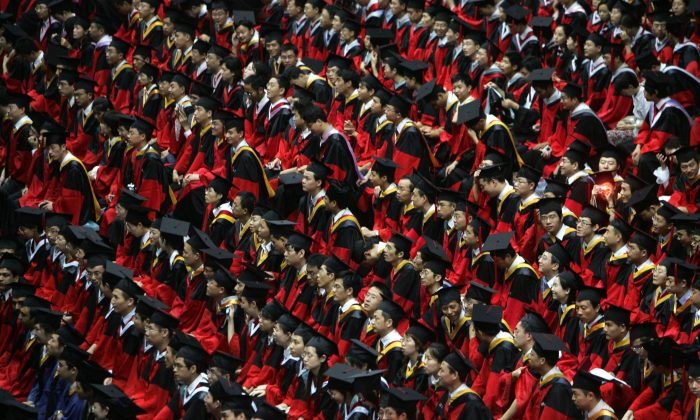 Les étudiants lors de la cérémonie de remise des diplômes à l'Université Tsinghua à Pékin, le 18 juillet 2007. (Photos de la Chine / Getty Images)