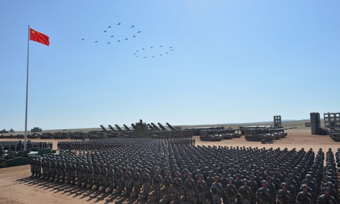 Les hélicoptères chinois volent en formation lors d'un défilé militaire en commémoration du 90e anniversaire de la création de l'Armée populaire de libération, à la base d'entraînement de Zhurihe, en Mongolie intérieure au nord de la Chine, le 30 juillet 2017. (STR / AFP / Getty Images)