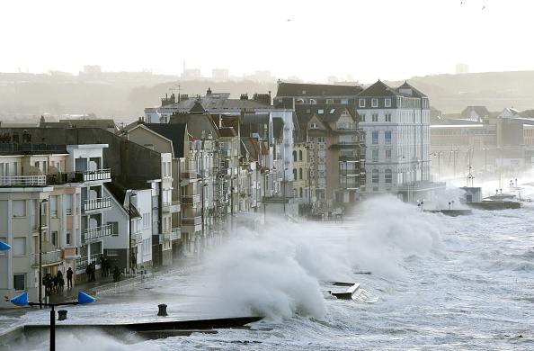 Les vents violents et la forte houle ont endommagé une partie de la digue de Wimereux, dans le Pas-de-Calais, le 3 janvier 2017. (FRANCOIS LO PRESTI/AFP/Getty Images) 