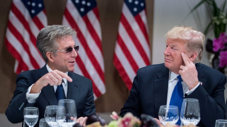 Donald Trump écoute Bill McDermott, le PDG de SAP, lors d'un dîner de travail avec des PDG des entreprises européennes, tenu pendant la réunion annuelle du Forum économique mondial à Davos, Suisse, le 25 janvier 2018. (Nicholas Kamm / AFP / Getty Images)