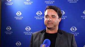 Un cinéaste ému aux larmes par Shen Yun