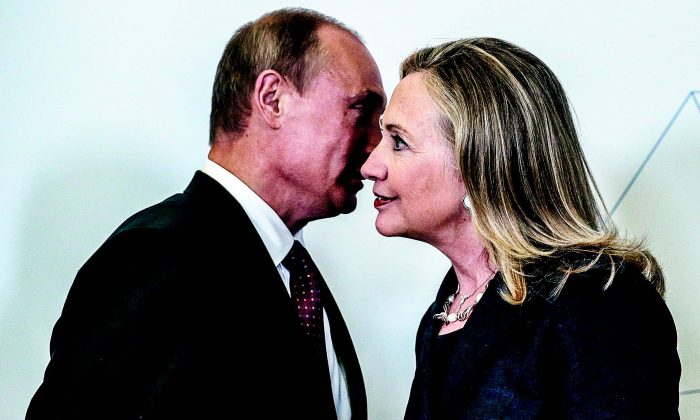 Le président russe Vladimir Poutine accueille la secrétaire d'État américaine Hillary Clinton à Vladivostok, Russie, lors du sommet de l'APEC, le 8 septembre 2012. (MIKHAIL METZEL / AFP / Getty Images)