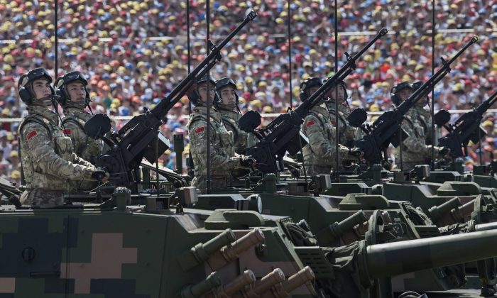 Les soldats chinois sur les chars devant la place Tiananmen et la Cité Interdite lors d'un défilé militaire à Pékin, le 3 septembre 2015. (Kevin Frayer/Getty Images)