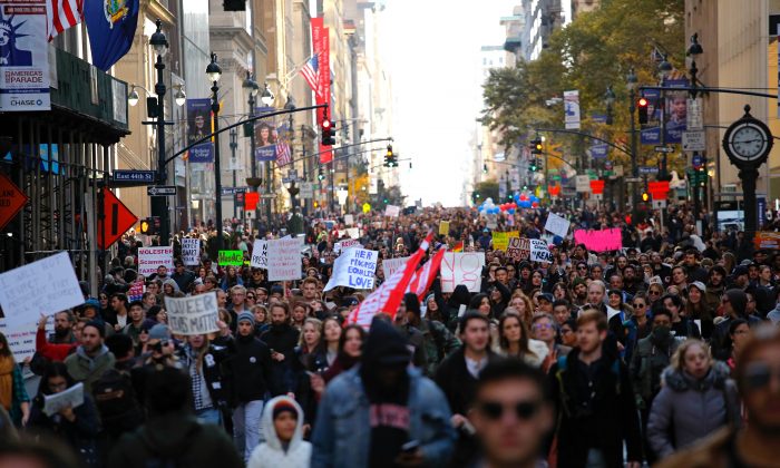 Une manifestation à New York contre Donald Trump, organisée le 12 novembre 2016, immédiatement après son élection à la présidence des États-Unis. Des milliers d’utilisateurs de Facebook ont déclaré vouloir se joindre à cette manifestation après avoir appris sa tenue sur la page de BlackMattersUS, l’un des faux groupes liés à la Russie qui cherchait à tirer profit des tensions raciales entre les Américains. (KENA BETANCUR/AFP/Getty Images)