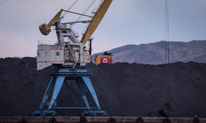 
Un amas de charbon nord-coréen adjacent au port houiller de RasonConTrans à Rajin, Corée du Nord, le 21 novembre 2017. (Ed Jones/AFP/Getty Images).