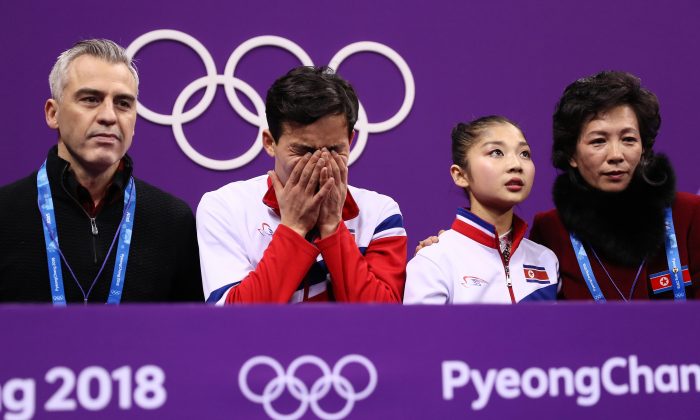 Tae Ok Ryom et Ju Sik Kim de Corée du Nord après leur programme libre de patinage en couple à l'aréna de Gangneung, lors des JO de Pyeongchang, Corée du Sud, le 15 février 2018. (Jamie Squire/Getty Images)