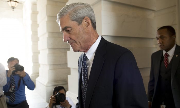 Robert Mueller, ancien directeur du FBI et procureur spécial chargé de l’enquête russe, part après une réunion avec les membres du Comité judiciaire du Sénat des États-Unis, le 21 juin 2017. (SAUL LOEB/AFP/Getty Images)