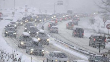 Neige : plus de 700 kilomètres de bouchons en Île-de-France enregistrés ce mardi à 19H00 [VIDÉO]