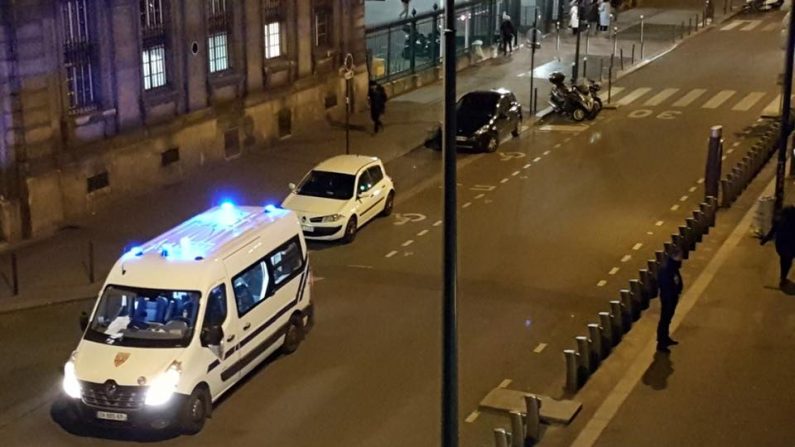 Les forces de l'ordre interviennent peu après l'agression d'une jeune femme enceinte aux abords de la salle de shoot située dans un bâtiment qui jouxte l'hôpital Lariboisière, dans le 10e arrondissement. Crédit : Capture d’écran Facebook | Riverains Lariboisière – Gare du Nord 