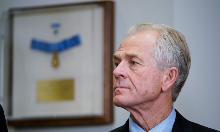 Peter Navarro, conseiller commercial de la Maison-Blanche, regarde Donald Trump prononcer un discours à la Maison-Blanche, à Washington, le 8 mars 2018. (Mandel Ngan/AFP/Getty Images)