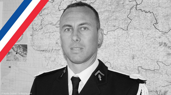 Grièvement blessé, le lieutenant-colonel Arnaud Beltrame, âgé de 45 ans, est mort des suites de ses blessures. (capture d'écran Twitter)