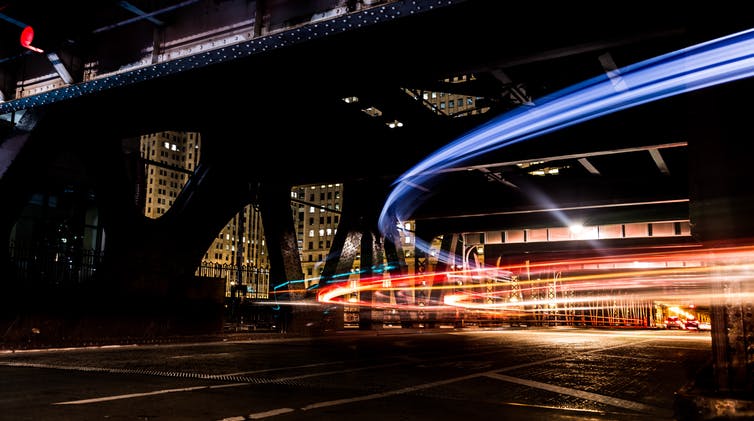 La lumière trace les routes de l'information. (Alejandro Benėt/Unsplash, CC BY-SA)