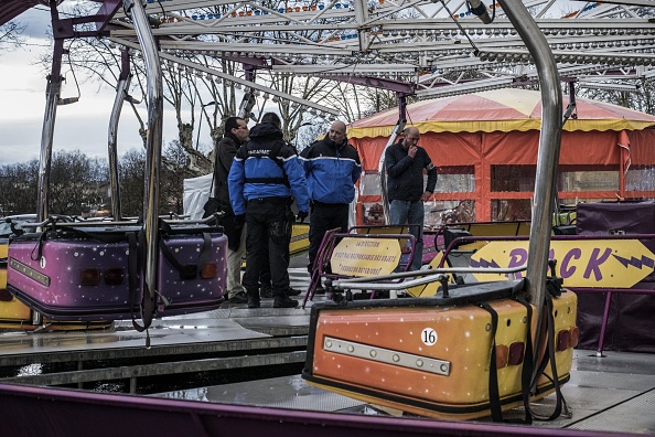 Des gendarmes et experts examinent le manège qui a causé l’accident le 31 mars 2018 à Neuville-sur-Saone, près de Lyon. (AFP/Getty Images)