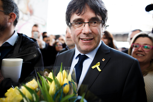 Le leader indépendantiste catalan Carles Puigdemont tient une conférence de presse  après sa mise en liberté sous contrôle judiciaire le 7 avril à Berlin en Allemagne (Photo : Carsten Koall/Getty Images)