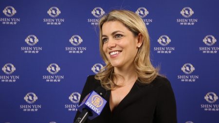 Une chargée d’affaires après avoir vu Shen Yun à Paris: « Nous oublions la chose la plus importante de la vie qui est la beauté d’être ici et l’opportunité d’être en vie »