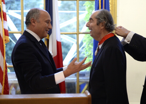 Le ministre français des Affaires étrangères Laurent Fabius s'entretient avec l'auteur américain Philip Roth après avoir remis à Roth son insigne de Commandeur de la Légion d'honneur lors d'une cérémonie au Service culturel de l'Ambassade de France le 27 septembre 2013 à New York. Photo TIMOTHY CLARY / AFP / Getty Images.