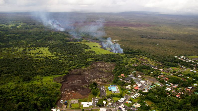 Dans ce document fourni par l'US Geological Survey (USGS), une vue aérienne du front de la coulée de lave du volcan Kilauea à Hawaï. Des scientifiques de l'Observatoire du volcan hawaïen ont observé le volcan Kilauea au sol et dans l'air. Photo by USGS via Getty Images