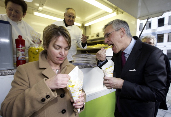  Huit friteries dont la ville est propriétaire verront d'ici à l'automne 2019 leurs murs entièrement refaits, parés de miroirs, et brillant le soir sous un nouvel éclairage.     
  Photo NICOLAS MAETERLINCK/AFP/Getty Images;