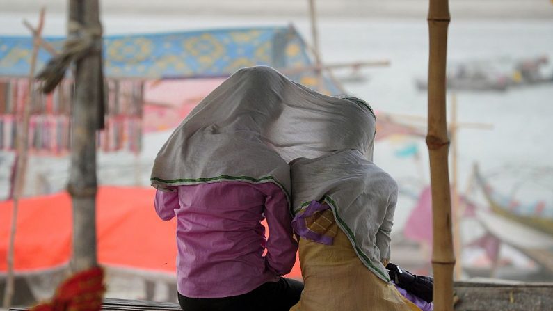 Un couple indien est assis sur la rive du Gange lors d'une tempête Sanjay Kanojia/AFP/Getty Images)