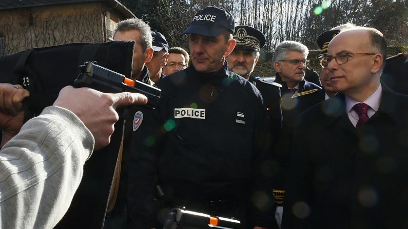 Le ministre français de l'Intérieur Bernard Cazeneuve s'entretient avec des membres de la brigade anti-criminalité-brigade BAC lors de sa visite à l'école nationale de police de Saint-Cyr. Photo PHILIPPE DESMAZES / AFP / Getty Images.