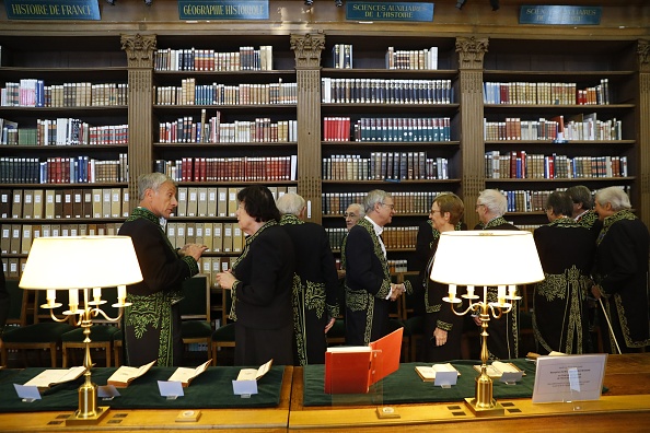 Les deux principaux dictionnaires du monde francophone, ont présenté lundi leur millésime 2019, de nouveaux mots reflétant la diversité d'une langue qui ne cesse de s'inventer. Photo PATRICK KOVARIK / AFP / Getty Images