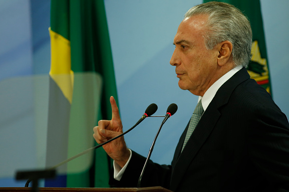 Le président Michel Temer s'est rendu sur les lieux mardi, où il a été très mal accueilli par une foule lui criant : "On veut des logements !" (Photo : Igo Estrela/Getty Images)