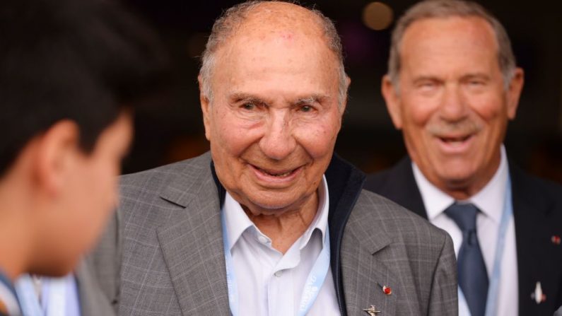 Le président du Groupe Dassault et le sénateur français Serge Dassault encadré par le PDG de Groupe Dassault Holding, Charles Edelstenne, sont présents au Salon international de l'aéronautique et du spectacle du Bourget, le 23 juin 2017. Photo ERIC PIERMONT / AFP / Getty Images