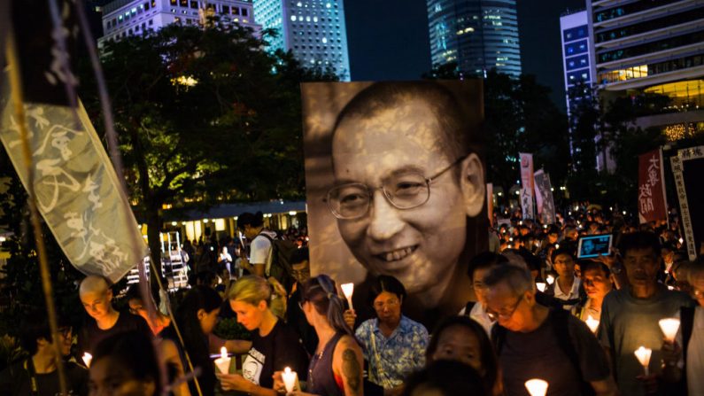 Des manifestants portant des bougies participent à une marche pour pleurer la mort du lauréat du prix Nobel Liu Xiaobo le 15 juillet 2017 à Hong Kong. Photo par Billy HC Kwok / Getty Images