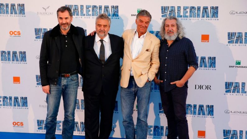 Le réalisateur français Xavier Giannoli, le cinéaste français Luc Besson, le metteur en scène français Benoit Jacquot et l'acteur et réalisateur français Alain Chabat posent pour une photo pour la pré-première du film Valériane. Photo GEOFFROY VAN DER HASSELT / AFP / Getty Images