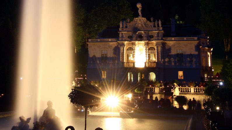 Vue générale extérieure du château de Linderhof, vu pendant une ouverture de nuit le 25 août 2008 à Linderhof, Allemagne. Le château de Linderhof a été érigé en 1873 par le légendaire roi de Bavière, le roi Louis II, célèbre pour ses châteaux. Il a dessiné la coupe Lohengrin, en porcelaine de Nymphenburg. Photo par Johannes Simon / Getty Images