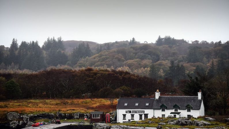 Le café Boathouse est vu de l'autre côté de l'eau sur l'île d'Ulva, au large de la côte ouest de l'Écosse. Cinq locataires craignaient que leur mode de vie, ont acheté l’île.  ANDY BUCHANAN / AFP / Getty Images.
