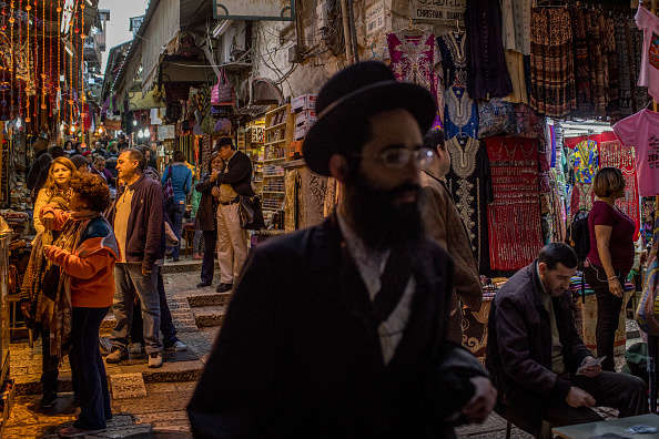 Les touristes magasinent dans un magasin dans la vieille ville de Jérusalem. Le président américain Donald Trump a fait l'annonce de reconnaître Jérusalem comme la capitale d'Israël. Photo par Chris McGrath / Getty Images. 