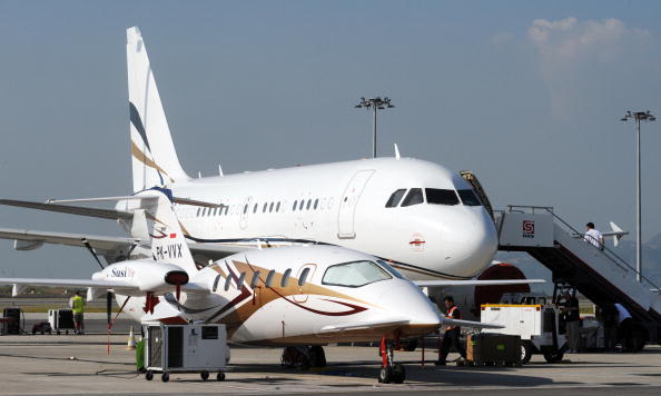 Les avions d'affaires Avanti à l’avant et Airbus A318 Elite à l’arrière sont stationnés à l'aéroport international de Hong Kong. Photo  MIKE CLARKE/AFP/Getty Images