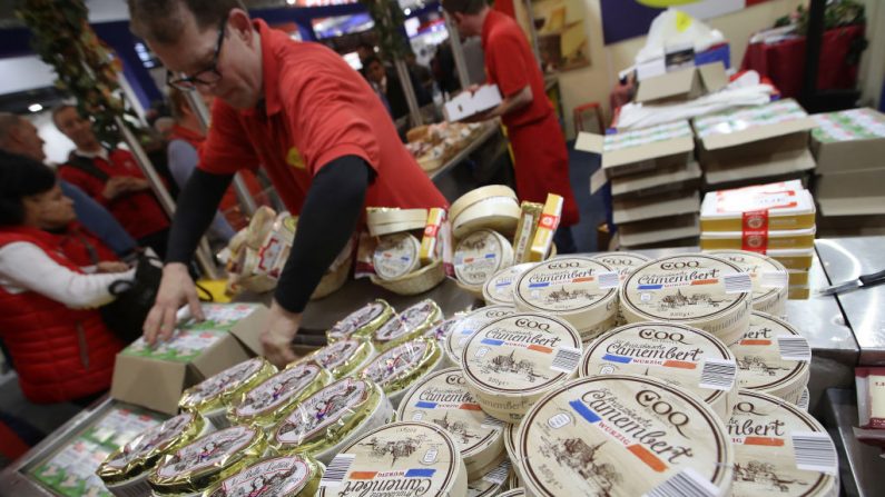 Un stand vend différents types de fromages français, y compris le camembert, au salon agricole international de la semaine verte 2018. 
Photo by Sean Gallup/Getty Images.