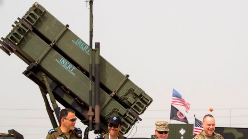 Les militaires américains et israéliens marchent devant un système de défense antimissile américain lors de l'exercice militaire conjoint israélo-américain. Photo JACK GUEZ / Getty Images