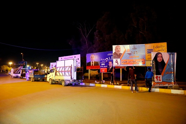 Dans la ville-sanctuaire centrale de Najaf on montre des affiches de la campagne électorale irakienne pour un candidat aux prochaines élections parlementaires. 
Photo HAIDAR HAMDANI/AFP/Getty Images