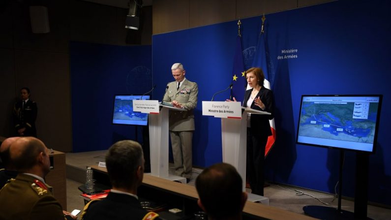 Le chef d'état-major de l'armée française, le général François Lecointre et la ministre française de la Défense, Florence Parly, tiennent une conférence de presse conjointe au ministère des Forces armées à Paris le 14 avril 2018 Les Etats-Unis, la Grande-Bretagne et la France ont mené une vague de frappes avant l'aube contre le régime syrien en réponse à une attaque présumée d'armes chimiques. Photo CHRISTOPHE ARCHAMBAULT/AFP/Getty Images