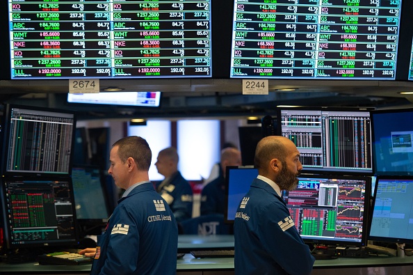 La Bourse de New York a terminé la séance légèrement dans le vert lundi, Le dollar s'est stabilisé et les prix de l'énergie augmentent toujours mais de façon moins explosive. Photo BRYAN R. SMITH / AFP / Getty Images