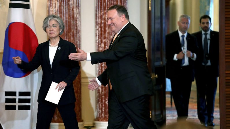 Les deux dirigeants diplomatiques se sont rencontrés pour discuter des questions entourant la probable rencontre entre le président américain Donald Trump et le dirigeant nord-coréen Kim Jong-Un. Photo Win McNamee / Getty Images