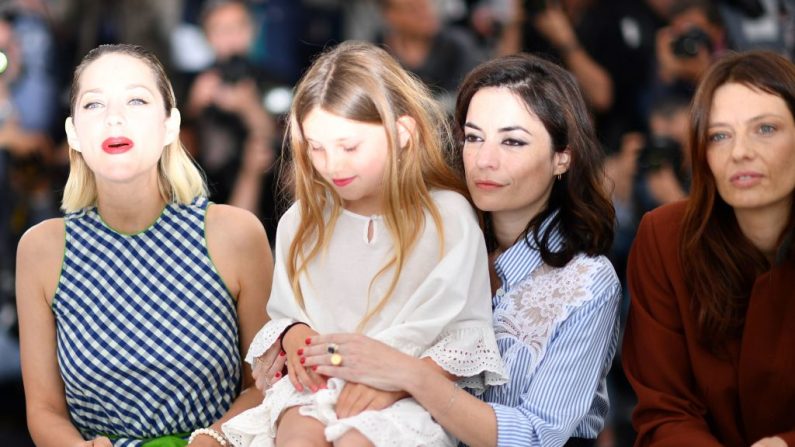 Les femmes à l’honneur, l'actrice française Marion Cotillard, l'actrice française Ayline Aksoy-Etaix, la réalisatrice française Vanessa Filho et l'actrice française Amélie Daure posent le 12 mai 2018 lors d'un photo call pour le film 'Gueule d'Ange' à la 71ème édition du Festival de Cannes, Photo ALBERTO PIZZOLI/AFP/Getty Images