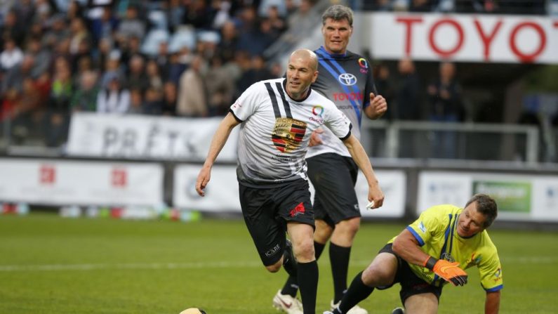 L'entraîneur français du Real Madrid, Zinedine Zidane, rivalise avec Pascal Olmeta lors du match de charité organisé par le joueur de football français Pascal Olmeta pour son association. Photo : PASCAL POCHARD-CASABIANCA / AFP / Getty Images.