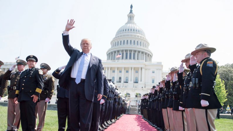 WASHINGTON, DC – Le 15 MAI : Le président américain Donald Trump salue alors qu'il arrive au 37e service commémoratif national des agents de la paix à l'US Capitol Building. Photo: Kevin Dietsch-Pool / Getty Images.