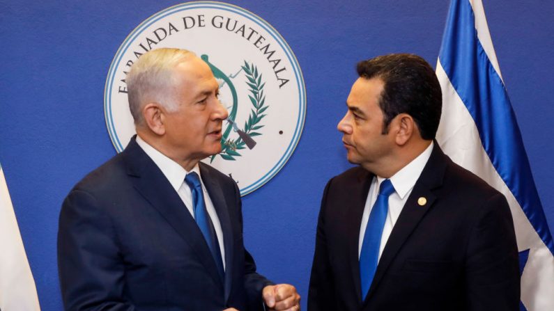 Le Premier ministre israélien Benjamin Netanyahu s'entretient avec le président guatémaltèque Jimmy Morales avant la cérémonie d'inauguration de l'ambassade du Guatemala à Jérusalem le 16 mai 2018. Photo RONEN ZVULUN / AFP / Getty Images

