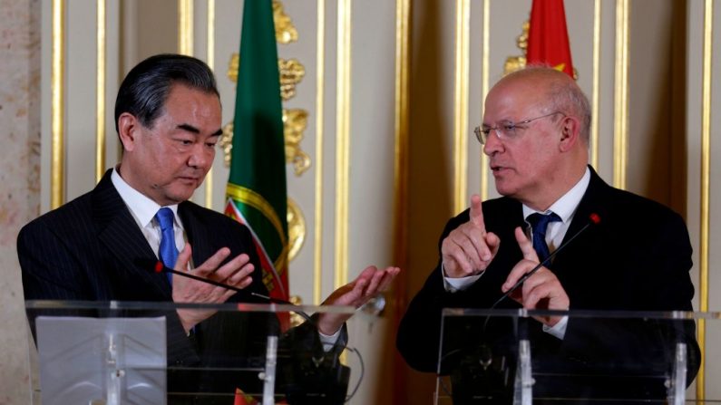 Le ministre portugais des Affaires étrangères Artur Santos Silva et son homologue chinois Wang Yi tiennent une conférence de presse après leur rencontre au palais à Lisbonne le 18 mai 2018. 
Photo JOSE MANUEL RIBEIRO/AFP/Getty Images