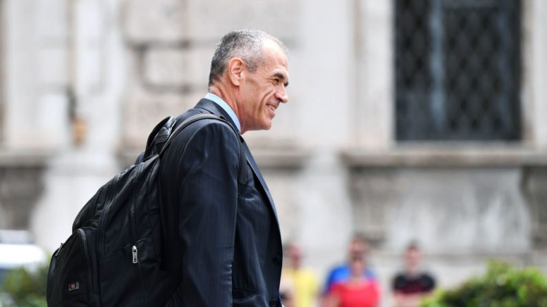 L’économiste italien, ancien membre du Fonds monétaire international, Carlo Cottarelli quitte le palais présidentiel du Qurinal le 28 mai 2018 à Rome après une rencontre avec le président italien Sergio Mattarella qui lui a confié le mandat de former un gouvernement. Photo ALBERTO PIZZOLI / AFP / Getty Images.