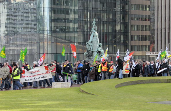 Les salariés du géant pétrolier français Total manifestent le 1er février 2010 devant la tour de Total à La Défense près de Paris, pour protester contre la fermeture de la raffinerie de Dunkerque, dans le nord de la France.
Photo JACQUES DEMARTHON/AFP/Getty Images