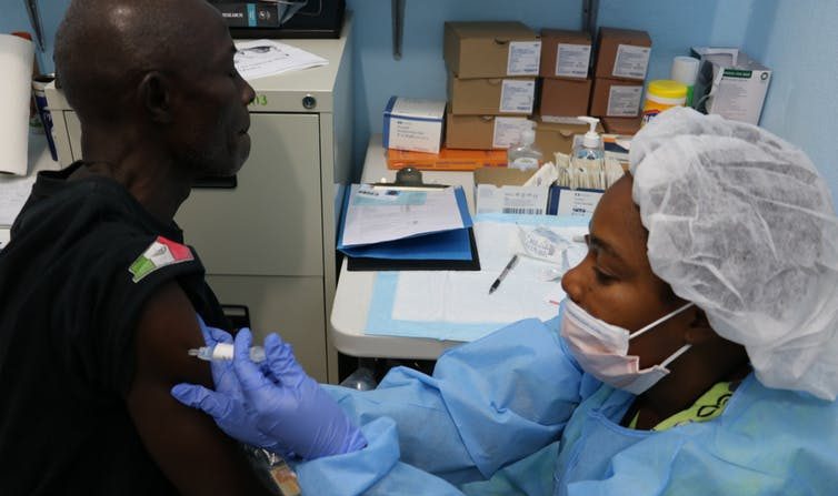 A Monrovia, au Liberia, le 5 avril 2017. Un volontaire reçoit un vaccin contre Ebola à l'hôpital, dans le cadre de l'essai clinique Prevac. (NIAID/Flickr, CC BY-SA)