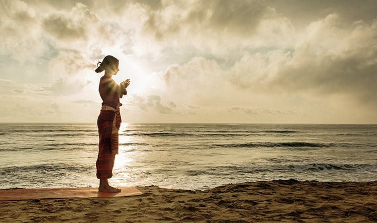 Surya namaskar. Le yoga et sa pratique, désormais mondiale, fait régulièrement l'objet de récupération politique pseudo-scientifique (Michael Pravin/Wikimedia, CC BY-ND)