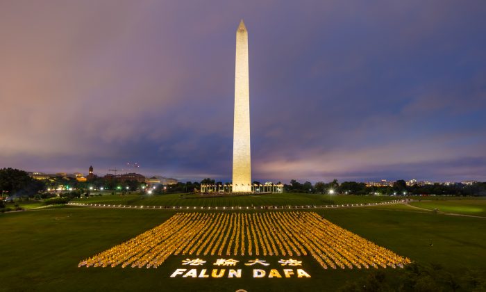 Les pratiquants du Falun Gong prennent part à une veillée à la chandelle pour commémorer les pratiquants tués en Chine pour leur croyance, à Washington, le 22 juin 2018. (Mark Zou/The Epoch Times