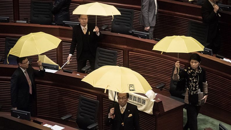 Les deux jeunes gens s'étaient drapés dans des bannières proclamant que "Hong Kong n'est pas la Chine".  Photo PHILIPPE LOPEZ/AFP/Getty Images.